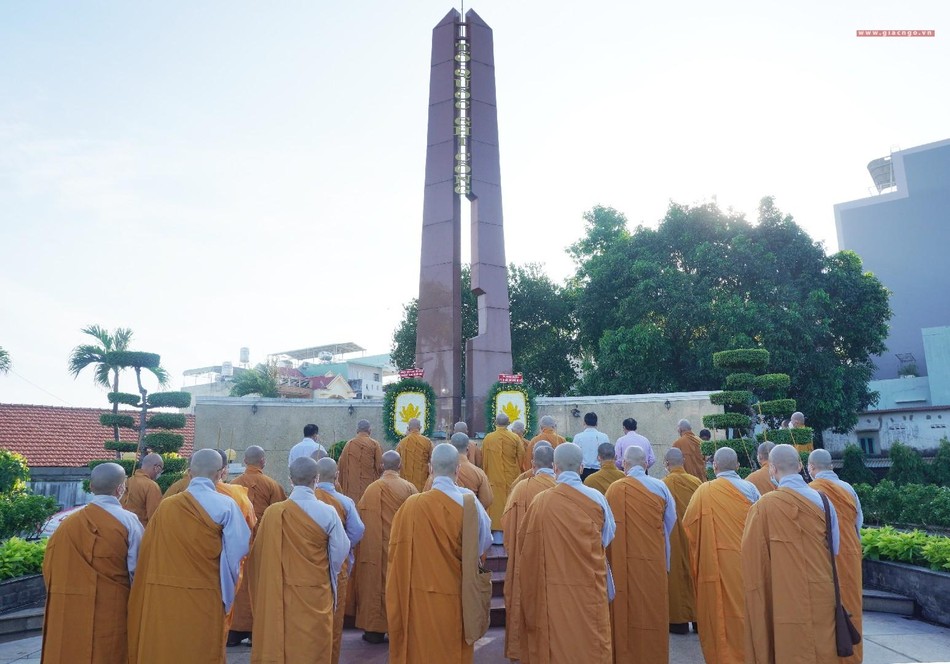 Tưởng niệm các anh hùng liệt sĩ đã hy sinh vì độc lập tự do cho dân tộc Tưởng niệm các anh hùng liệt sĩ đã hy sinh vì độc lập tự do cho dân tộc