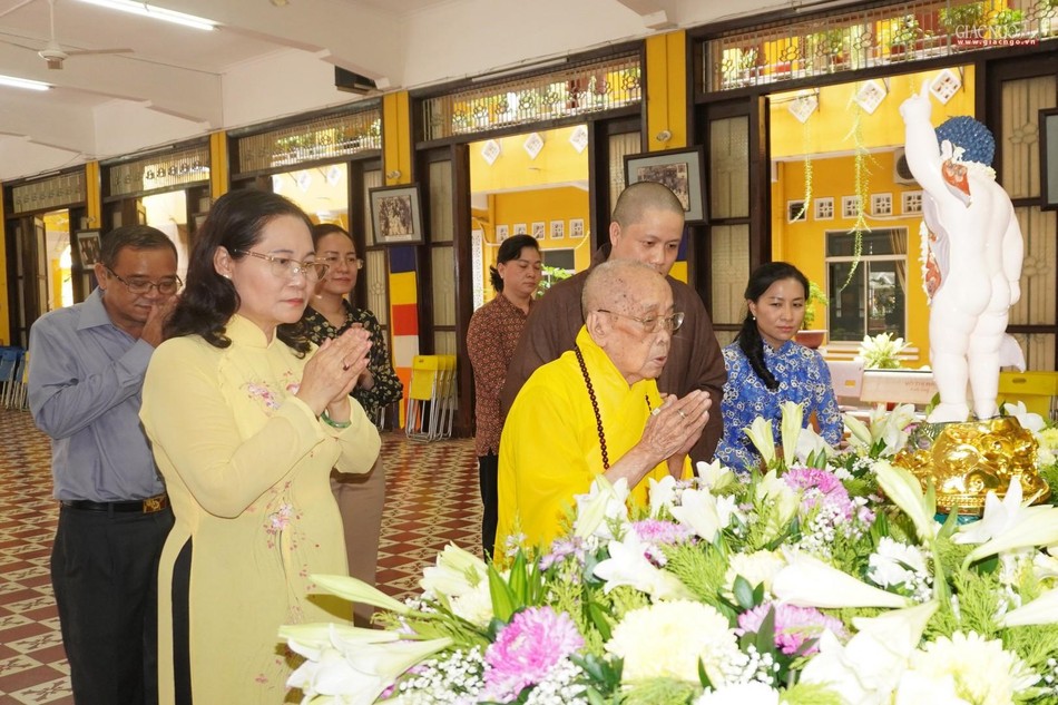 Lễ Phật tại chùa Xá Lợi Lễ Phật tại chùa Xá Lợi