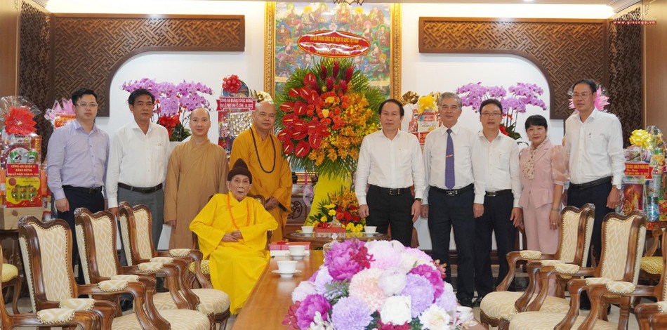 Phái đoàn lãnh đạo MTTQVN chúc mừng Phật đản tại chùa Vĩnh Nghiêm Phái đoàn lãnh đạo MTTQVN chúc mừng Phật đản tại chùa Vĩnh Nghiêm