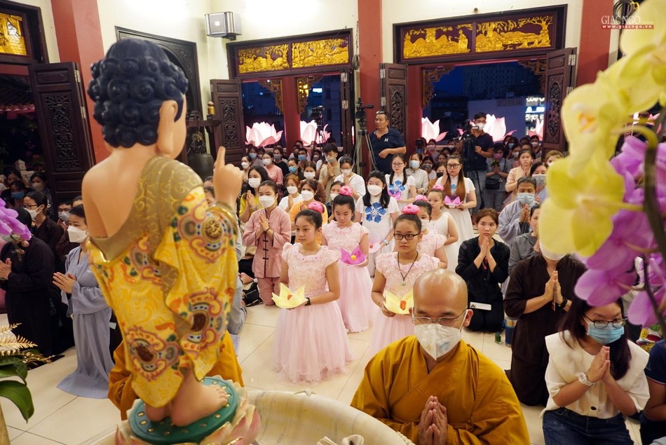 Trang nghiêm khóa lễ tại chánh điện Trang nghiêm khóa lễ tại chánh điện