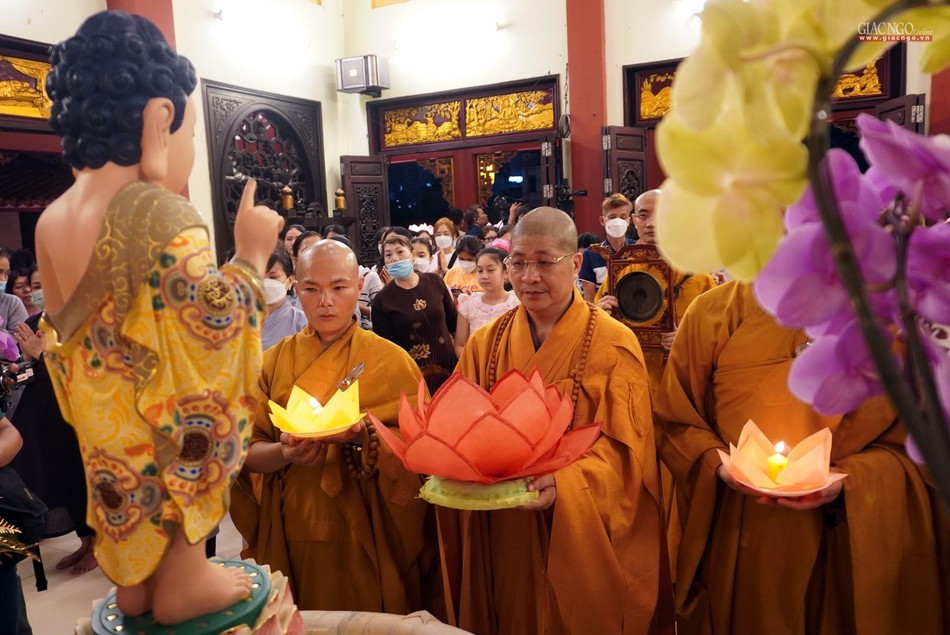 Thượng tọa Thích Quảng Minh, trụ trì chùa Pháp Hoa trong khóa lễ hoa đăng Thượng tọa Thích Quảng Minh, trụ trì chùa Pháp Hoa trong khóa lễ hoa đăng