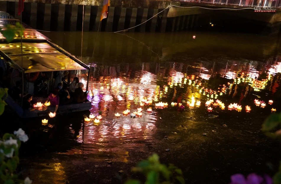 "Mong sao thắp sáng ngọn đèn / Trí tuệ phá vỡ đêm đen ngục tù / Hạnh nguyện viên mãn đường tu / Trọn thành chính giác đại từ độ sinh" "Mong sao thắp sáng ngọn đèn / Trí tuệ phá vỡ đêm đen ngục tù / Hạnh nguyện viên mãn đường tu / Trọn thành chính giác đại từ độ sinh"
