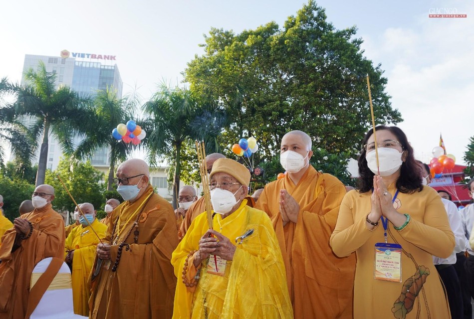 Niêm hương lễ Phật Niêm hương lễ Phật