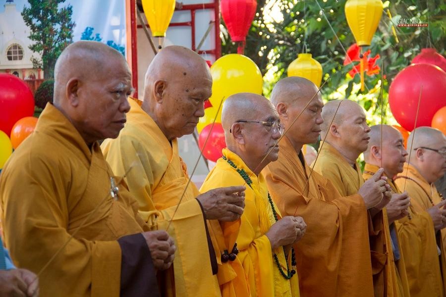 Chư tôn đức niêm hương đảnh lễ Tam bảo