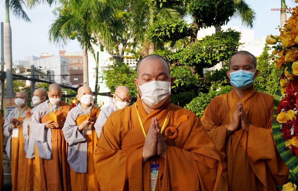 Thượng tọa Thích Thiện Bửu, Trưởng ban Trị sự GHPGVN quận 3 trang nghiêm trong thời kinh cúng dường Phật đản Thượng tọa Thích Thiện Bửu, Trưởng ban Trị sự GHPGVN quận 3 trang nghiêm trong thời kinh cúng dường Phật đản