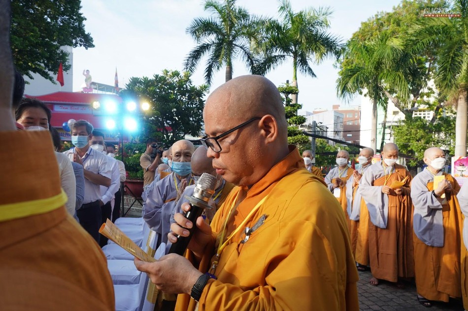 Đại đức Thích Thiện Châu, Phó Thường trực Ban Trị sự GHPGVN quận 3 chủ lễ thời khóa tụng kinh Đại đức Thích Thiện Châu, Phó Thường trực Ban Trị sự GHPGVN quận 3 chủ lễ thời khóa tụng kinh