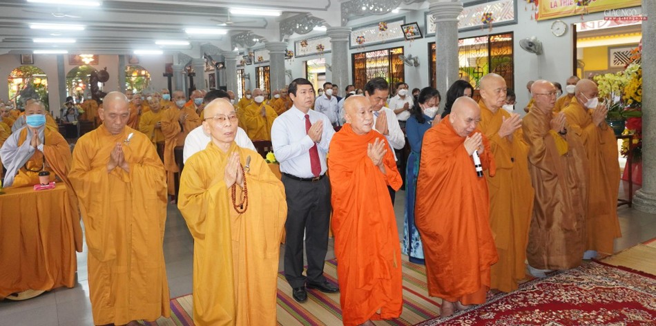 Chư tôn đức cùng chính quyền niệm Phật cầu gia hộ. Thực hiện lễ chào Quốc kỳ, Đạo kỳ Chư tôn đức cùng chính quyền niệm Phật cầu gia hộ. Thực hiện lễ chào Quốc kỳ, Đạo kỳ