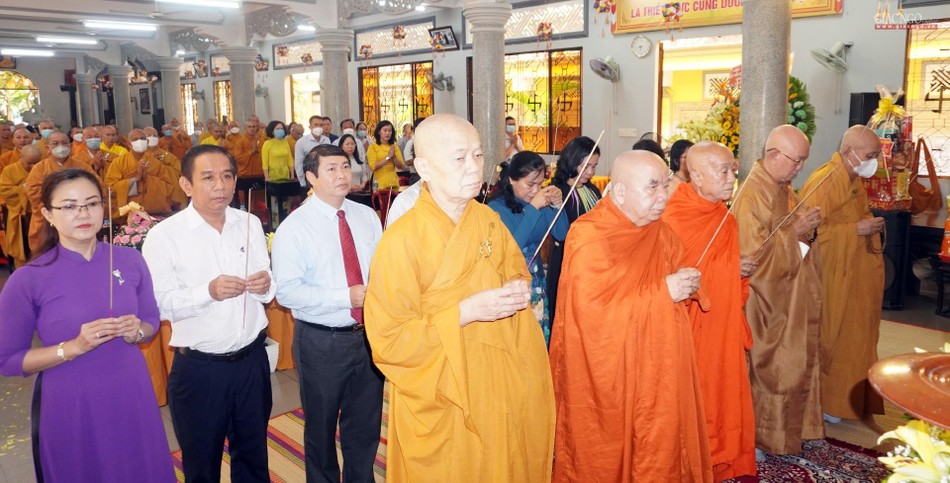 Niêm hương lễ Phật Niêm hương lễ Phật