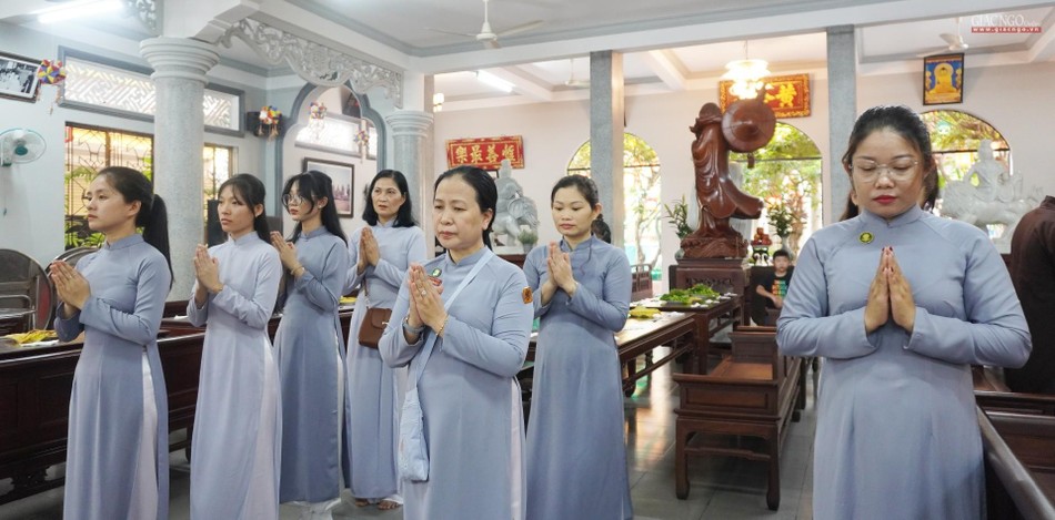 Gia đình Phật tử Kỳ Quang dâng hoa kính mừng Phật đản tại lễ đài chính và đồng tụng thời kinh Khánh đản cúng dường Gia đình Phật tử Kỳ Quang dâng hoa kính mừng Phật đản tại lễ đài chính và đồng tụng thời kinh Khánh đản cúng dường