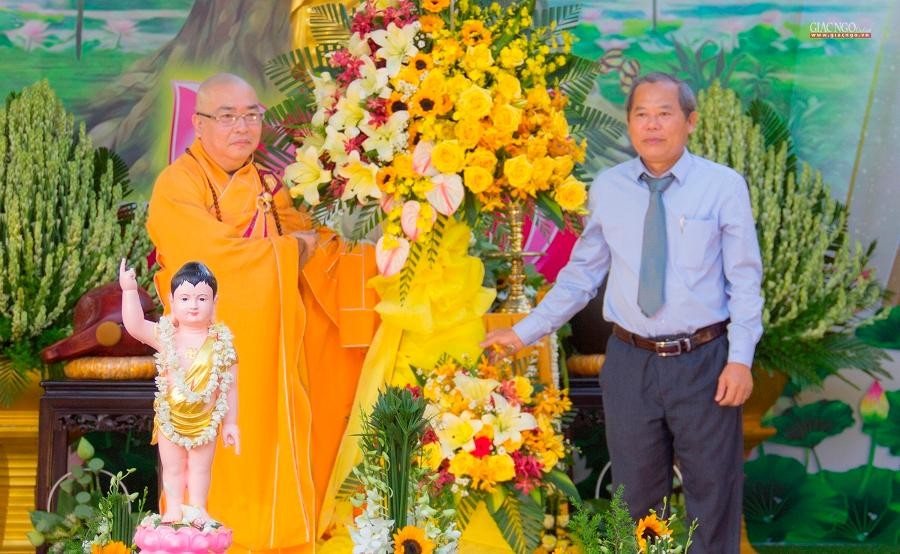 Chính quyền quận 12 tặng lẵng hoa chúc mừng Phật đản