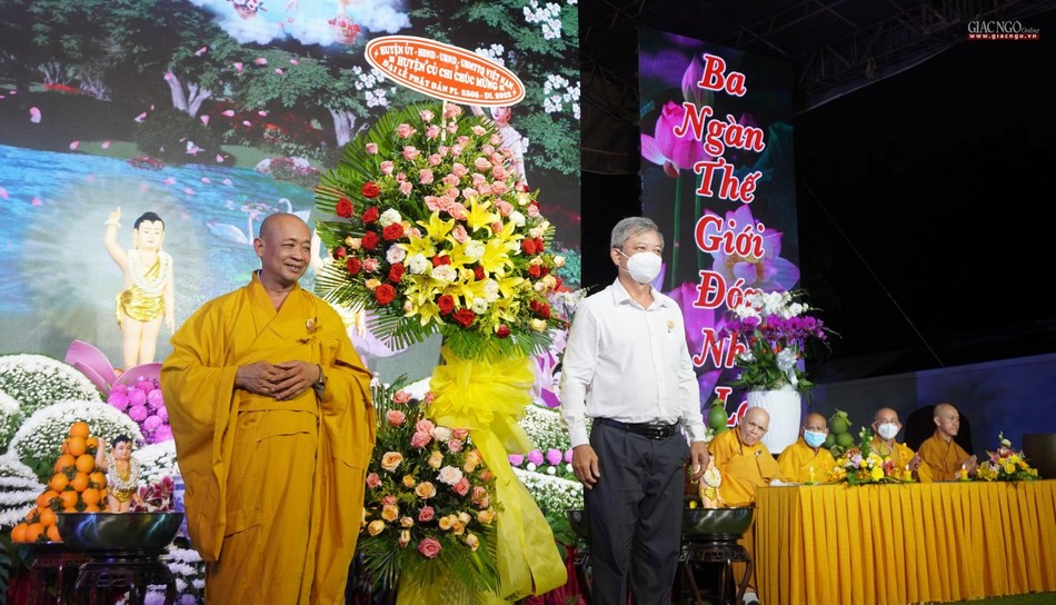 Lẵng hoa chúc mừng của chính quyền huyện Củ Chi Lẵng hoa chúc mừng của chính quyền huyện Củ Chi