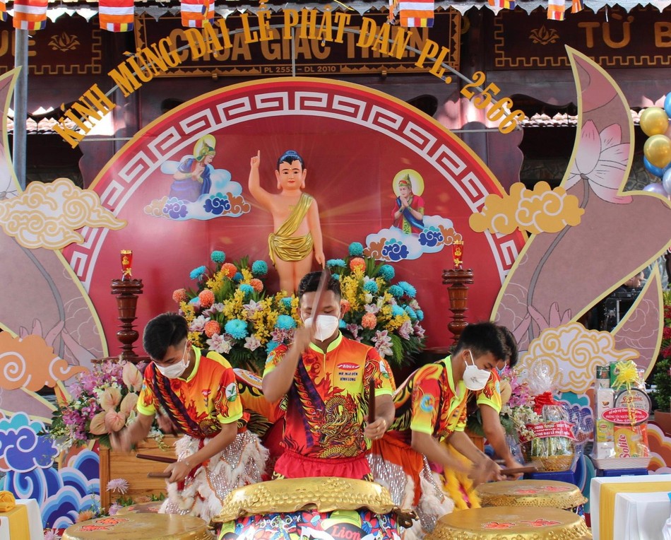 Đội lân sư rồng Hiền Anh cùng gia đình Phật tử Vĩnh Long đã trỗi trống, lân chào mừng và dâng hoa cúng dường Phật đản Đội lân sư rồng Hiền Anh cùng gia đình Phật tử Vĩnh Long đã trỗi trống, lân chào mừng và dâng hoa cúng dường Phật đản