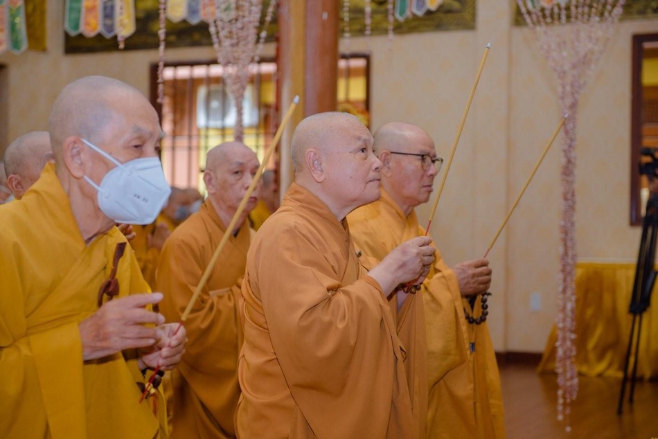 Hòa thượng Chủ tịch Hội đồng Trị sự, cùng chư tôn đức niệm hương - Ảnh: Đăng Huy Hòa thượng Chủ tịch Hội đồng Trị sự, cùng chư tôn đức niệm hương - Ảnh: Đăng Huy