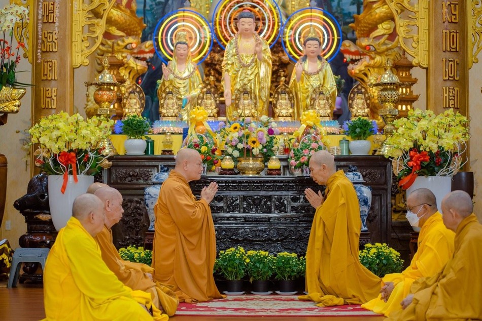 Nhị vị Hòa thượng tác pháp an cư hàng Thượng tọa - Ảnh: Đăng Huy Nhị vị Hòa thượng tác pháp an cư hàng Thượng tọa - Ảnh: Đăng Huy