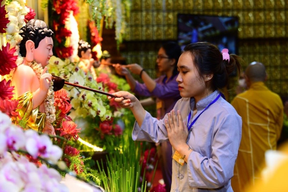 Thực hiện nghi thức Tắm Phật Thực hiện nghi thức Tắm Phật