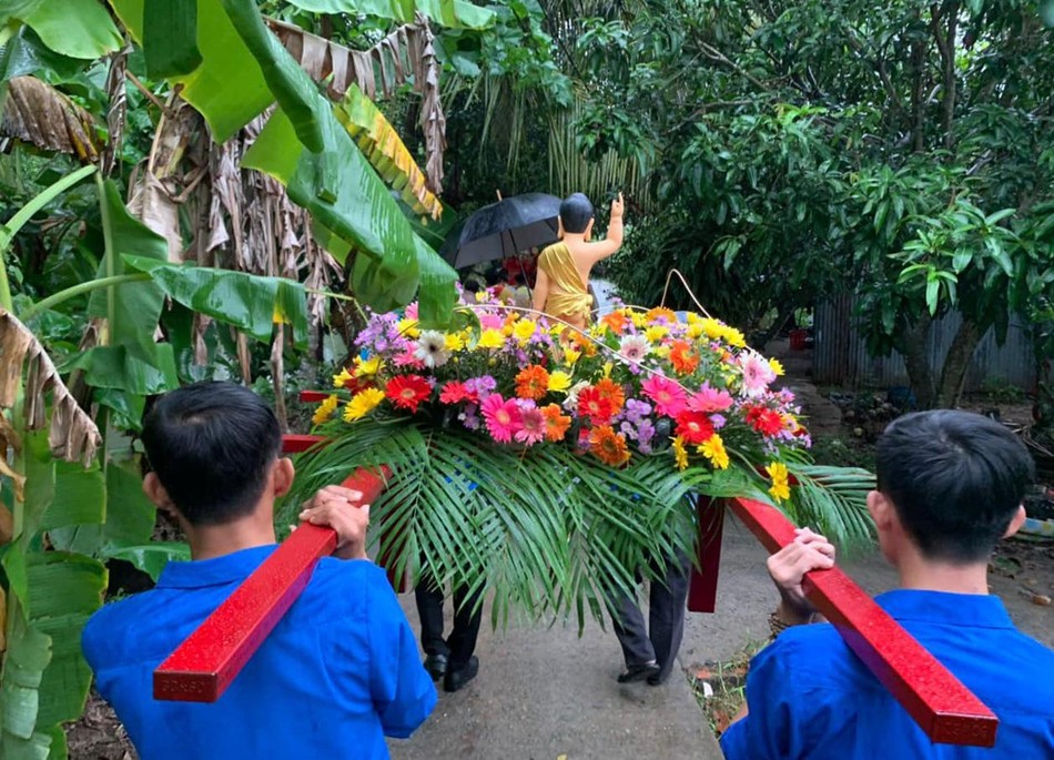 Lần đầu tiên Phật về quanh các con đường gần chùa An Long trong mùa Phật đản Phật lịch 2566 Lần đầu tiên Phật về quanh các con đường gần chùa An Long trong mùa Phật đản Phật lịch 2566