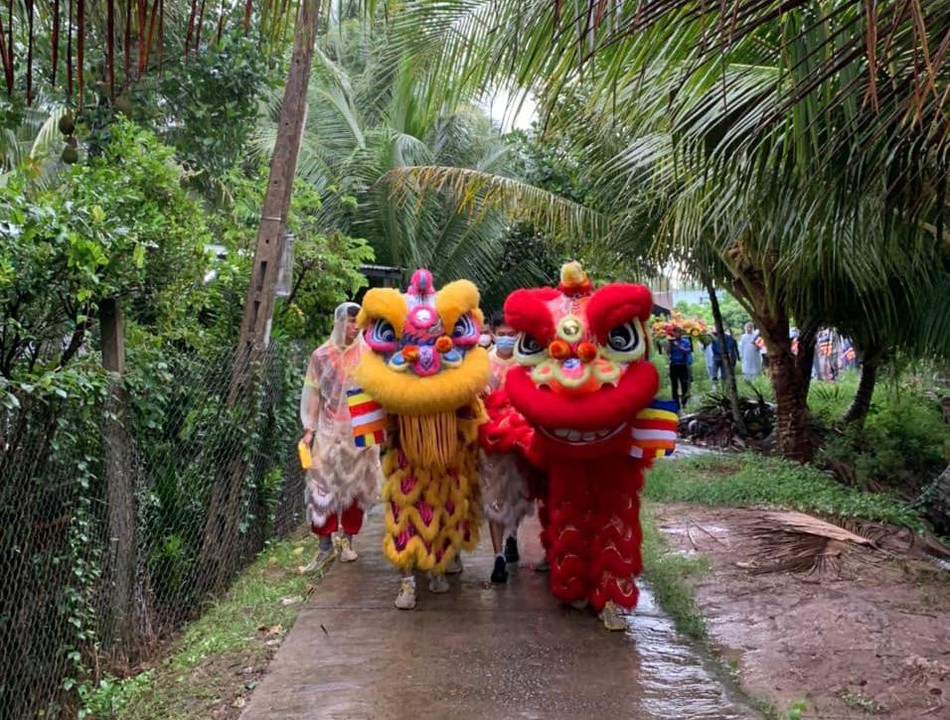 Đoàn Lân chào mừng dẫn đầu đoàn rước Phật Đoàn Lân chào mừng dẫn đầu đoàn rước Phật