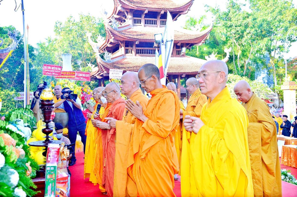 Chư tôn đức giáo phẩm dâng hương lễ Phật Chư tôn đức giáo phẩm dâng hương lễ Phật