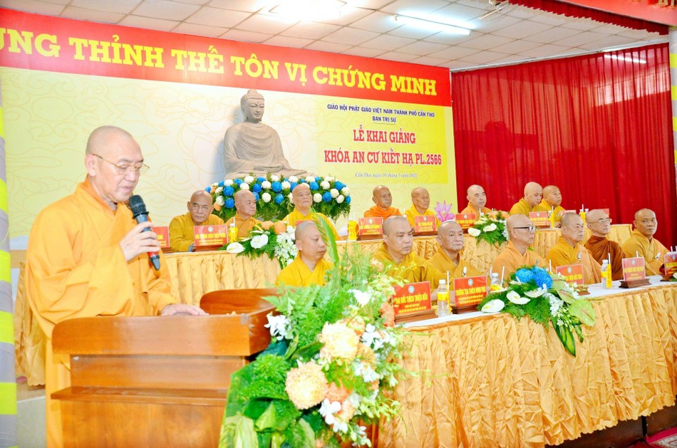 Thượng tọa Thích Bình Tâm, Phó ban Thường trực GHPGVN TP.Cần Thơ phát biểu Thượng tọa Thích Bình Tâm, Phó ban Thường trực GHPGVN TP.Cần Thơ phát biểu