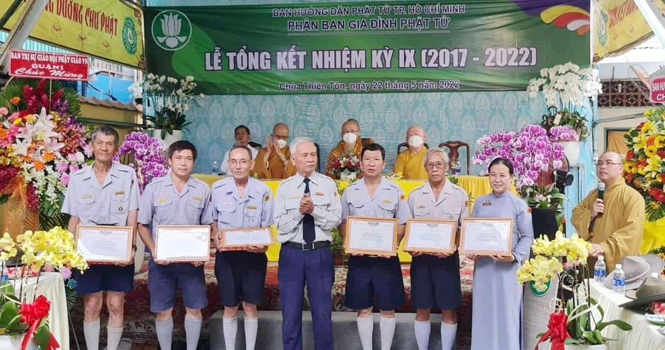 Huynh trưởng Tâm Duệ trao bằng công đức đến các đơn vị Huynh trưởng Tâm Duệ trao bằng công đức đến các đơn vị