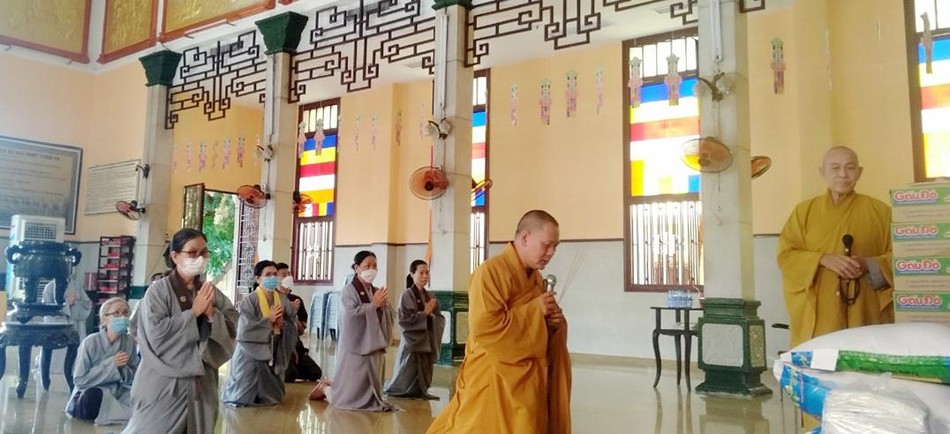 Đại đức Thích Quảng Lực hướng dẫn Phật tử cúng dường trường hạ chùa Xá Lợi, quận 3 - Ảnh: QL Đại đức Thích Quảng Lực hướng dẫn Phật tử cúng dường trường hạ chùa Xá Lợi, quận 3 - Ảnh: QL