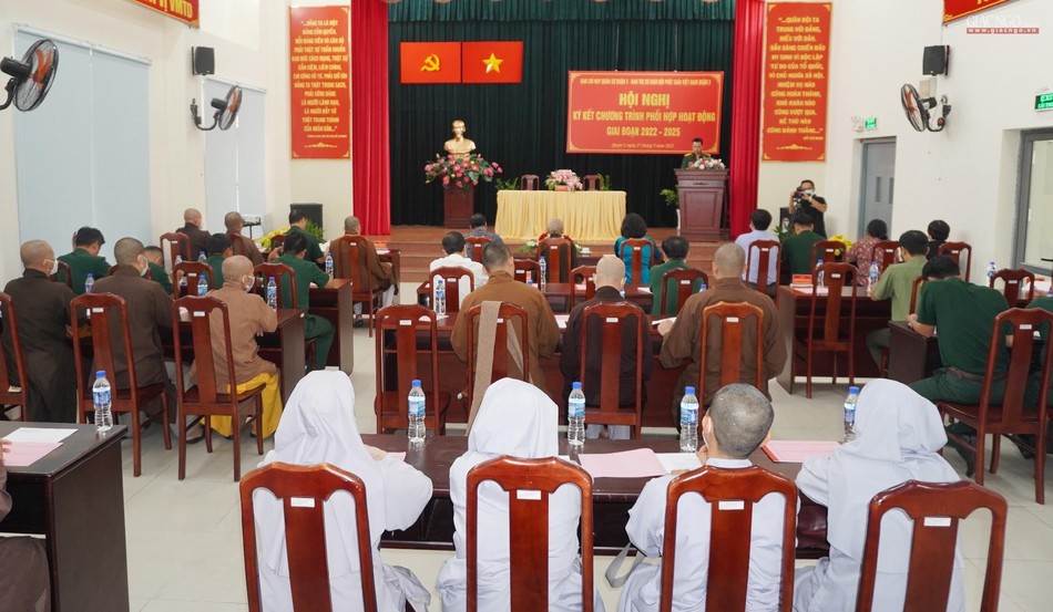 Lễ ký kết diễn ra tại hội trường Ban Chỉ huy Quân sự quận 3 Lễ ký kết diễn ra tại hội trường Ban Chỉ huy Quân sự quận 3