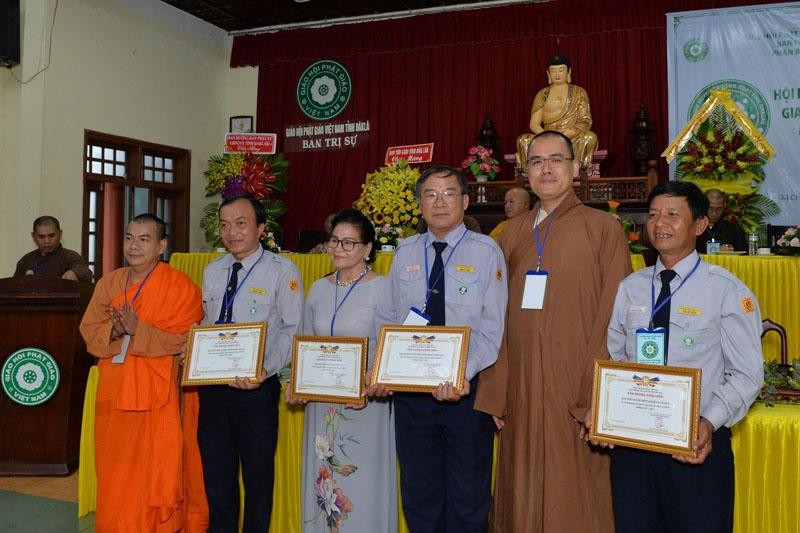 Trao bằng công đức ghi nhận đóng góp trong nhiệm kỳ Trao bằng công đức ghi nhận đóng góp trong nhiệm kỳ