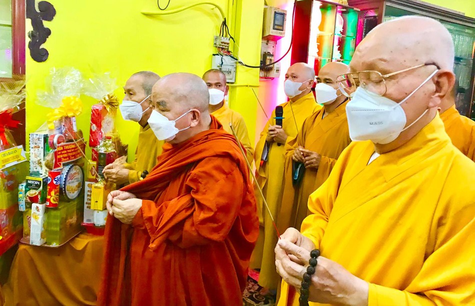 Chư tôn giáo phẩm niêm hương tưởng niệm - Ảnh: TX Chư tôn giáo phẩm niêm hương tưởng niệm - Ảnh: TX