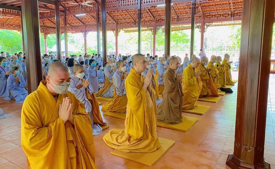 Chư tôn đức và Phật tử huyện Tam Bình tác bạch cúng dường trường hạ tổ đình Minh Đăng Quang (Vĩnh Long) Chư tôn đức và Phật tử huyện Tam Bình tác bạch cúng dường trường hạ tổ đình Minh Đăng Quang (Vĩnh Long)