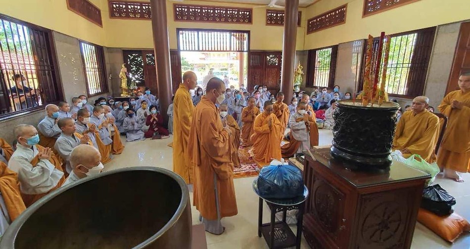 Phật giáo huyện Mang Thít cúng dường trường hạ trong tỉnh Vĩnh Long Phật giáo huyện Mang Thít cúng dường trường hạ trong tỉnh Vĩnh Long