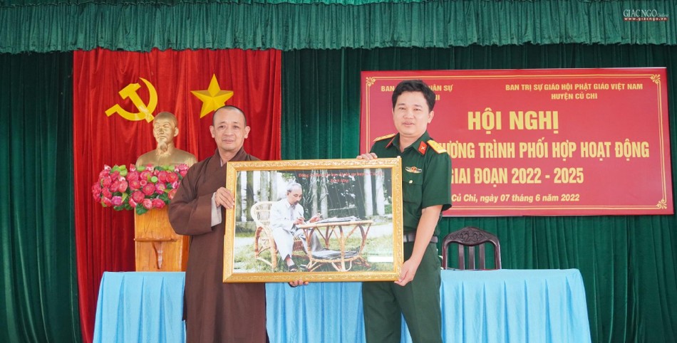 Thượng tọa Thích An Thường, Trưởng ban Trị sự nhận quà tặng lưu niệm của Ban Chỉ huy Quân sự huyện Củ Chi do Trung tá Thi Hoàng Minh trao tặng Thượng tọa Thích An Thường, Trưởng ban Trị sự nhận quà tặng lưu niệm của Ban Chỉ huy Quân sự huyện Củ Chi do Trung tá Thi Hoàng Minh trao tặng