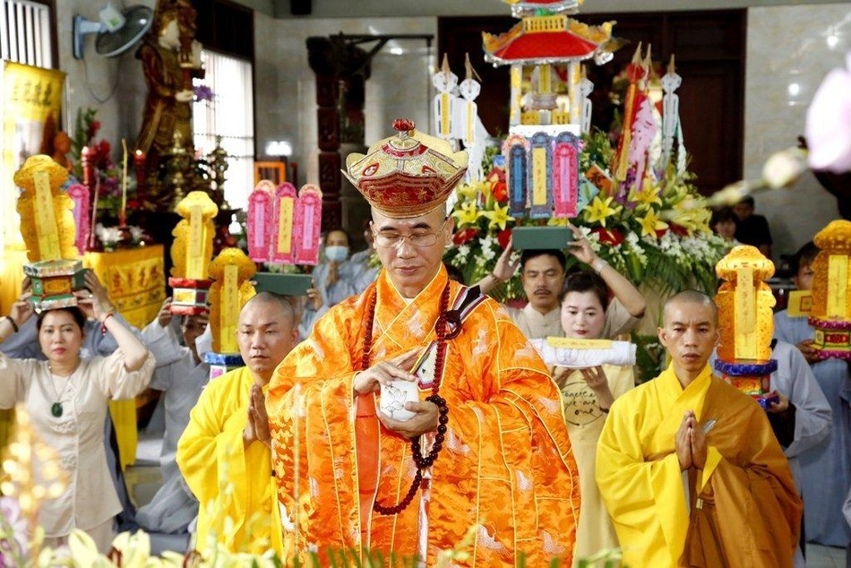 Thượng tọa Thích Tâm Độ sám chủ đại trai đàn thực hiện nghi thức sái tịnh Thượng tọa Thích Tâm Độ sám chủ đại trai đàn thực hiện nghi thức sái tịnh