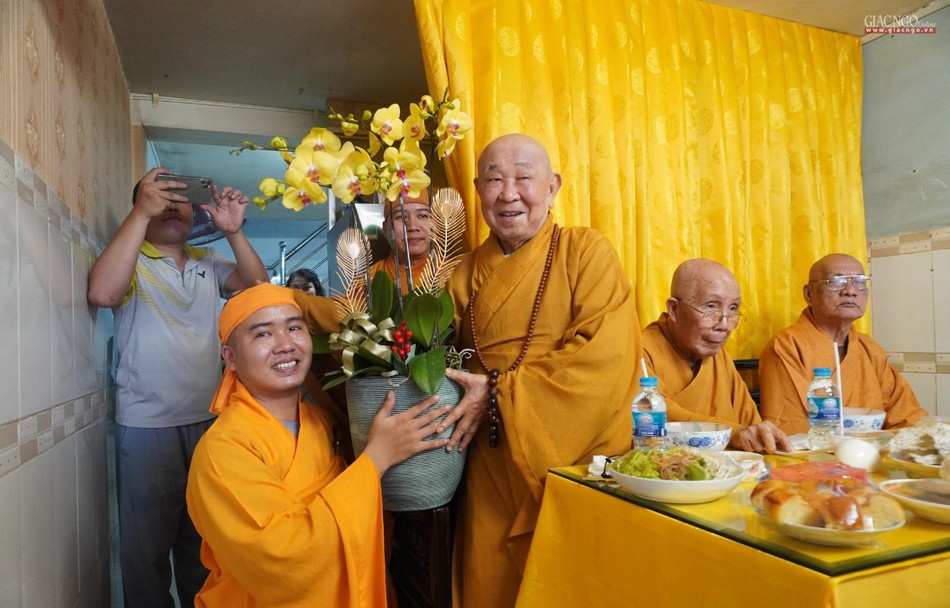 Hòa thượng Thích Như Tín trao lẵng hoa chúc mừng của Môn phái Lâm tế Chúc thánh Việt Nam đến Đại đức tân trụ trì