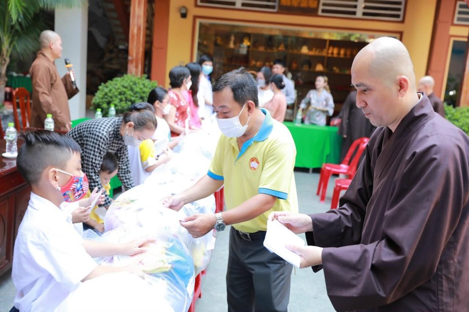 Nhu yếu phẩm, sữa và tiền mặt được trao đến các em Nhu yếu phẩm, sữa và tiền mặt được trao đến các em