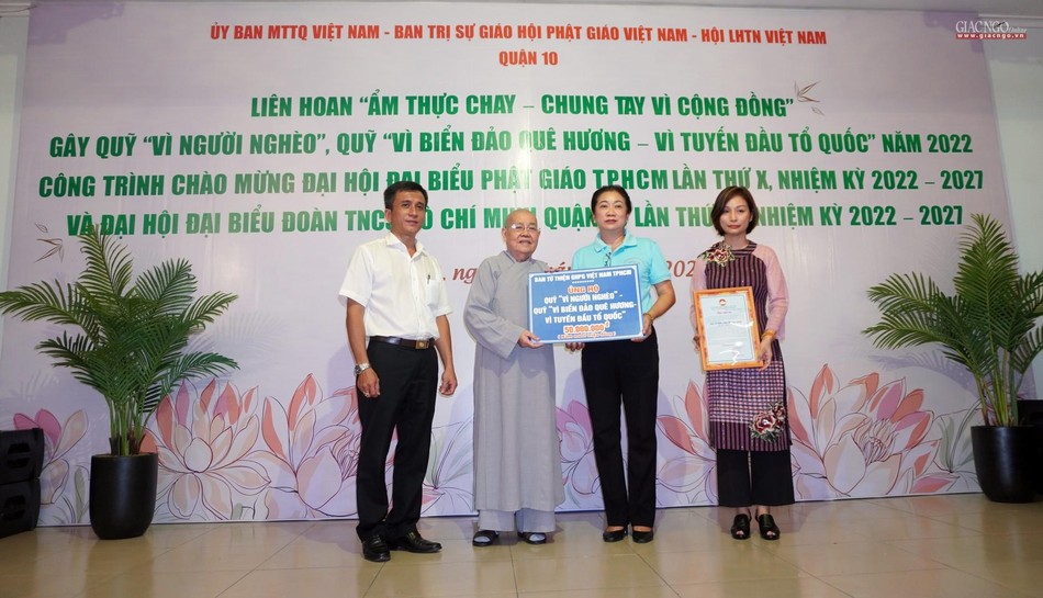 Ni trưởng Thích nữ Từ Nhẫn, Phó ban Từ thiện xã hội Phật giáo TP.HCM trao 50 triệu đồng ủng hộ quỹ Ni trưởng Thích nữ Từ Nhẫn, Phó ban Từ thiện xã hội Phật giáo TP.HCM trao 50 triệu đồng ủng hộ quỹ
