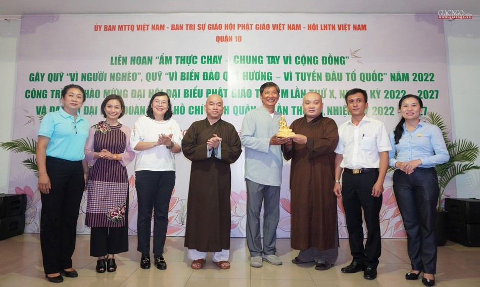 Thượng tọa Thích Trung Nguyện, Phó Thư ký Ban Trị sự GHPGVN TP.HCM trao tôn tượng Đức Phật Bổn sư Thích Ca Mâu Ni do Trưởng lão Hòa thượng Thích Trí Quảng tặng cho chương trình, được đấu giá 300 triệu đồng gây quỹ vì người nghèo Thượng tọa Thích Trung Nguyện, Phó Thư ký Ban Trị sự GHPGVN TP.HCM trao tôn tượng Đức Phật Bổn sư Thích Ca Mâu Ni do Trưởng lão Hòa thượng Thích Trí Quảng tặng cho chương trình, được đấu giá 300 triệu đồng gây quỹ vì người nghèo