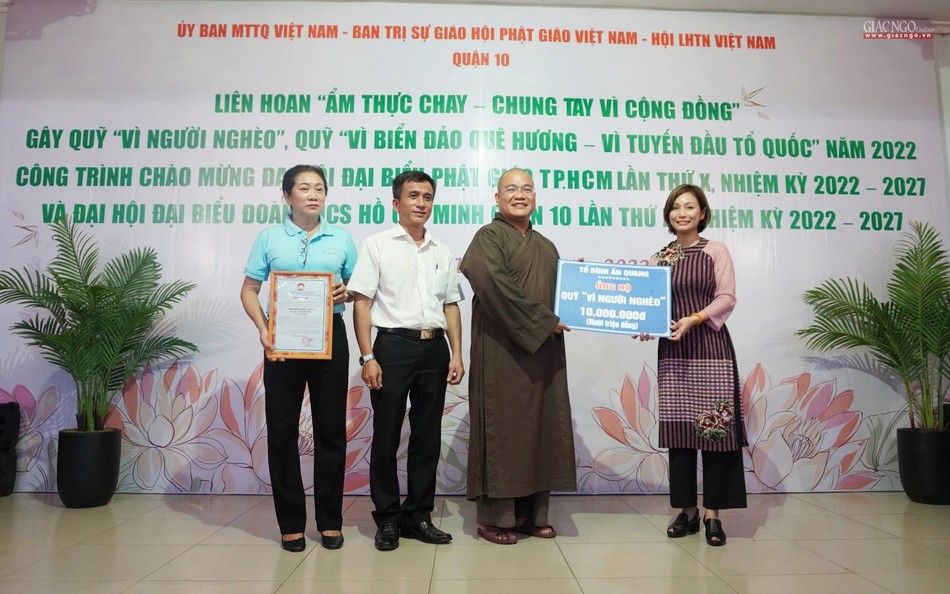 Chùa Ấn Quang trao 10 triệu đồng ủng hộ quỹ Chùa Ấn Quang trao 10 triệu đồng ủng hộ quỹ