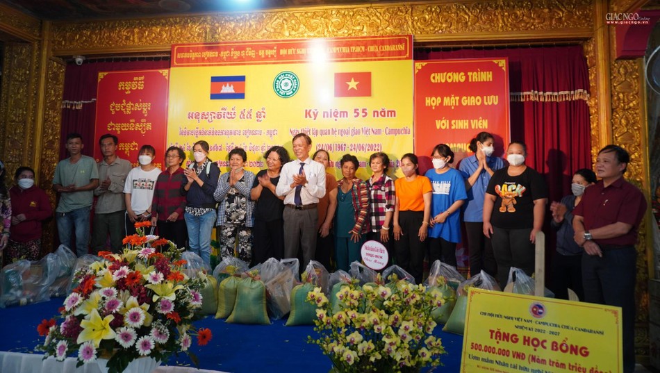 Hội Hữu nghị Việt Nam - Campuchia TP.HCM tặng 21 phần quà đến bà con khmer