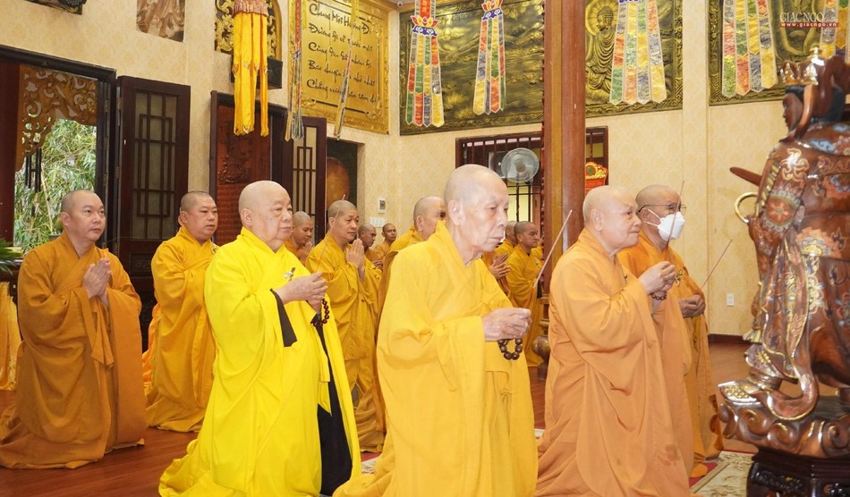 Hòa thượng Thích Thiện Nhơn, cùng chư tôn đức niêm hương bạch Phật Hòa thượng Thích Thiện Nhơn, cùng chư tôn đức niêm hương bạch Phật