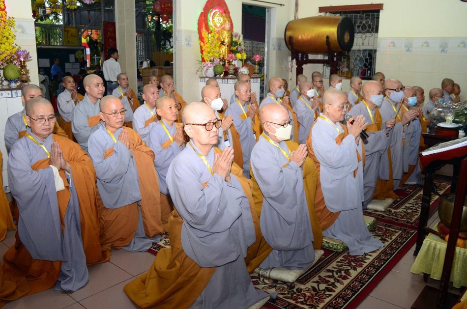 Niêm hương, đảnh lễ Tam bảo Niêm hương, đảnh lễ Tam bảo