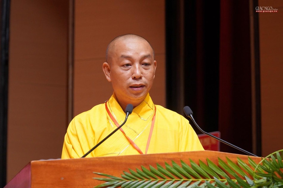 Đại đức Thích Quảng Dũng, Trưởng ban Kiểm soát GHPGVN tỉnh Bình Định báo cáo thẩm tra tư cách đại biểu