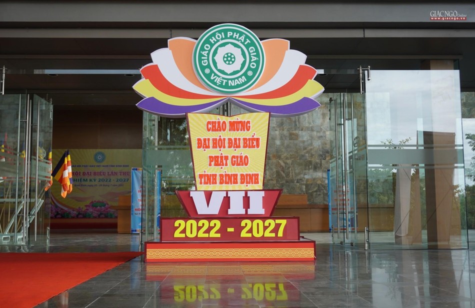 Trước cổng vào nơi diễn ra đại hội đường Trường Chinh