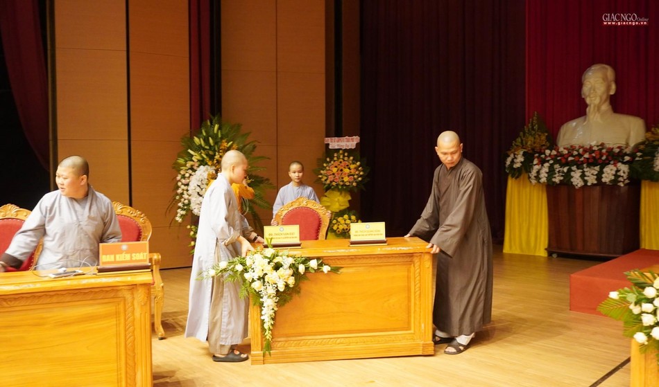 Sắp xếp bàn ghế