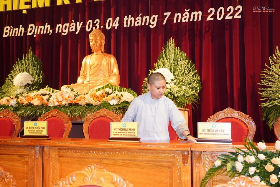 Ni sinh Trường Trung cấp Phật học tỉnh Bình Định lau dọn các bàn ghế tại hội trường