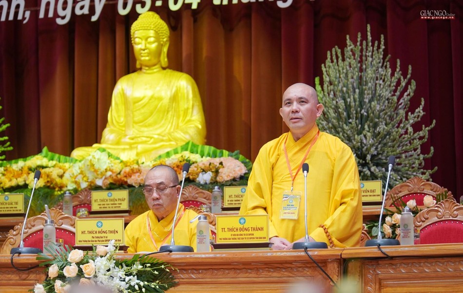 Thượng tọa Thích Đồng Thành điều hành phiên trình bày tham luận