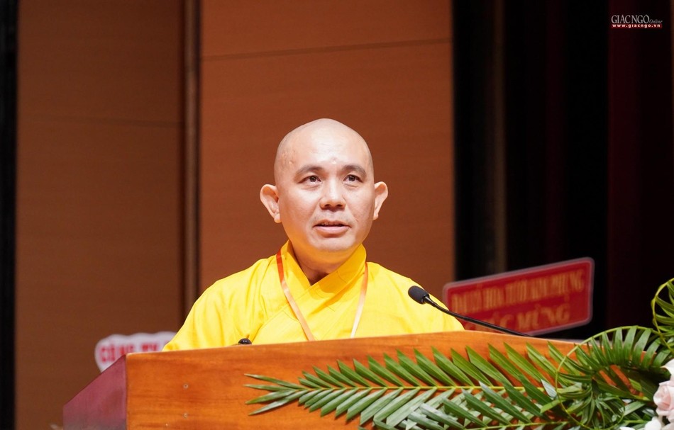 Thượng tọa Thích Đồng Thành thay mặt Tiểu ban Nhân sự đại hội trình danh sách nhân sự dự kiến