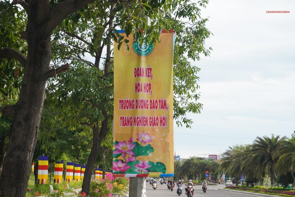 Pano chào mừng trên đường Nguyễn Tất Thành