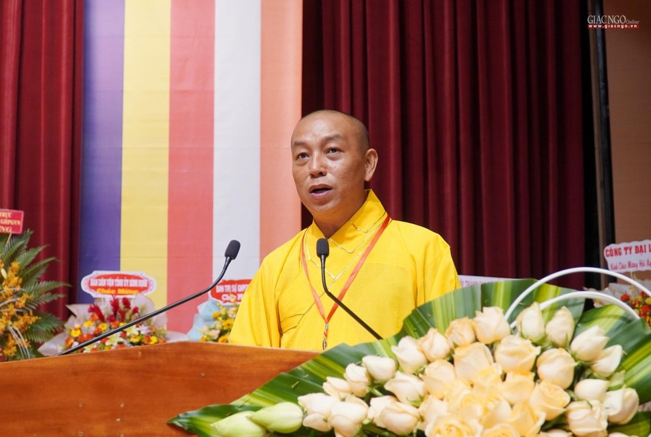 Đại đức Thích Quảng Dũng, Trưởng ban Kiểm soát GHPGVN tỉnh, đại diện Ban Kiểm soát báo cáo thẩm tra tư cách đại biểu