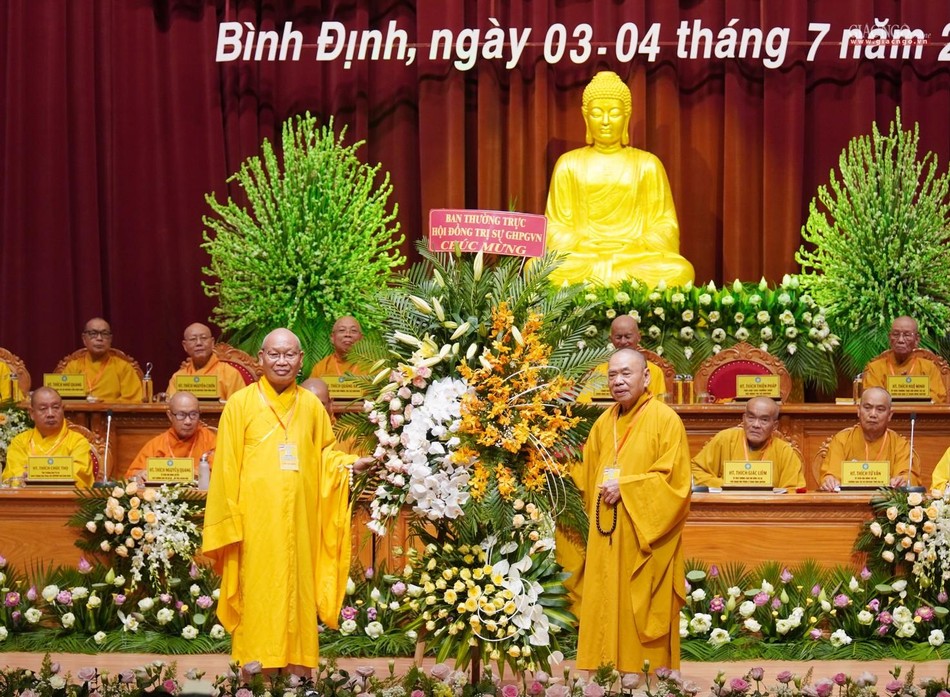 Lẵng hoa chúc mừng của Hội đồng Trị sự do Hòa thượng Thích Thiện Pháp trao tặng