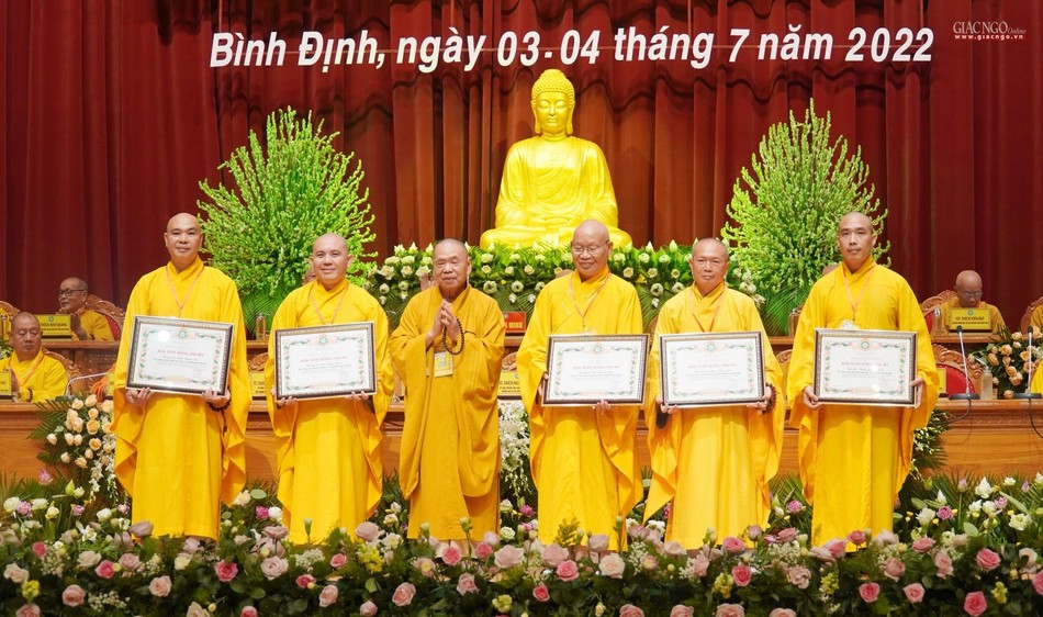 Có 5 cá nhân nhận bằng Tuyên dương công đức của Hội đồng Trị sự